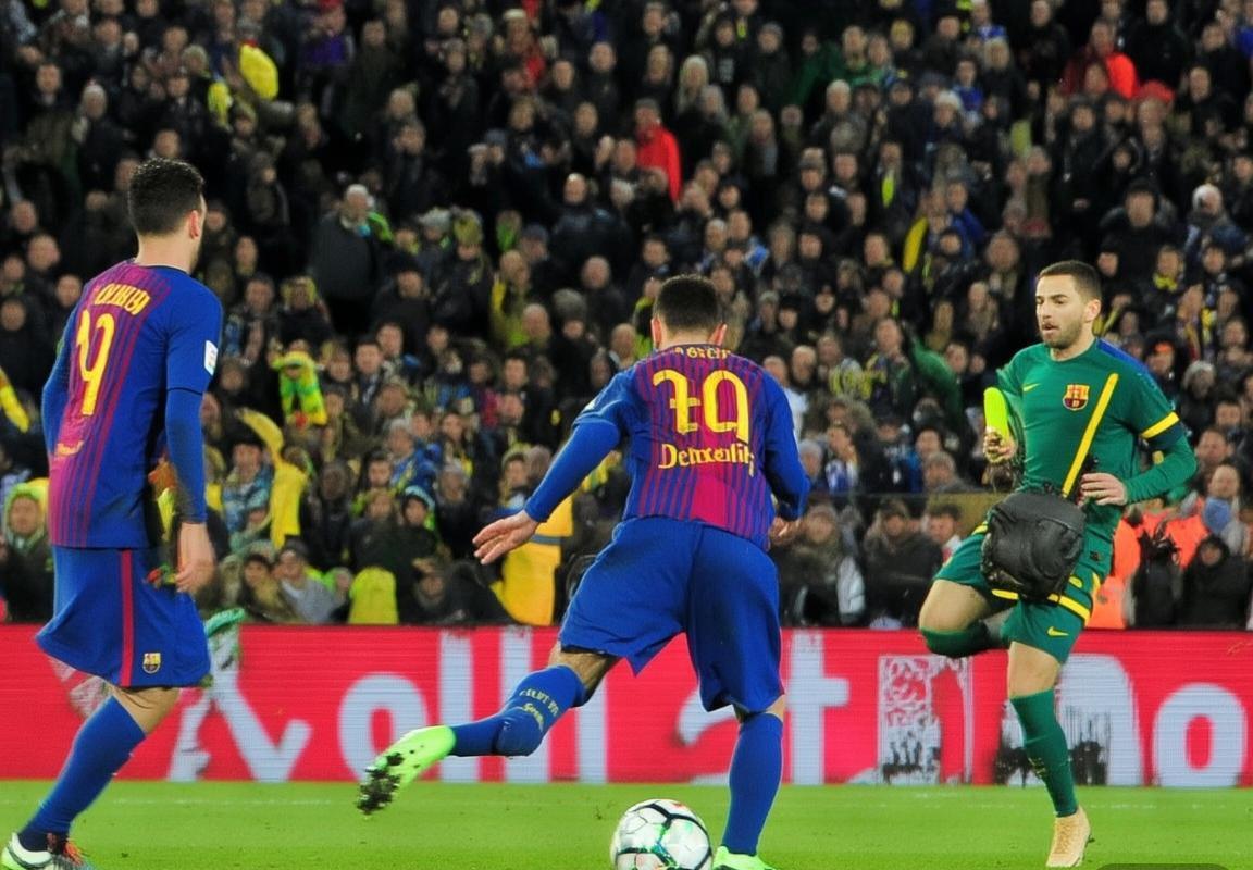 梅西任意球制胜，德佩助攻巴塞罗那2-0完胜比利亚雷亚尔(图2)